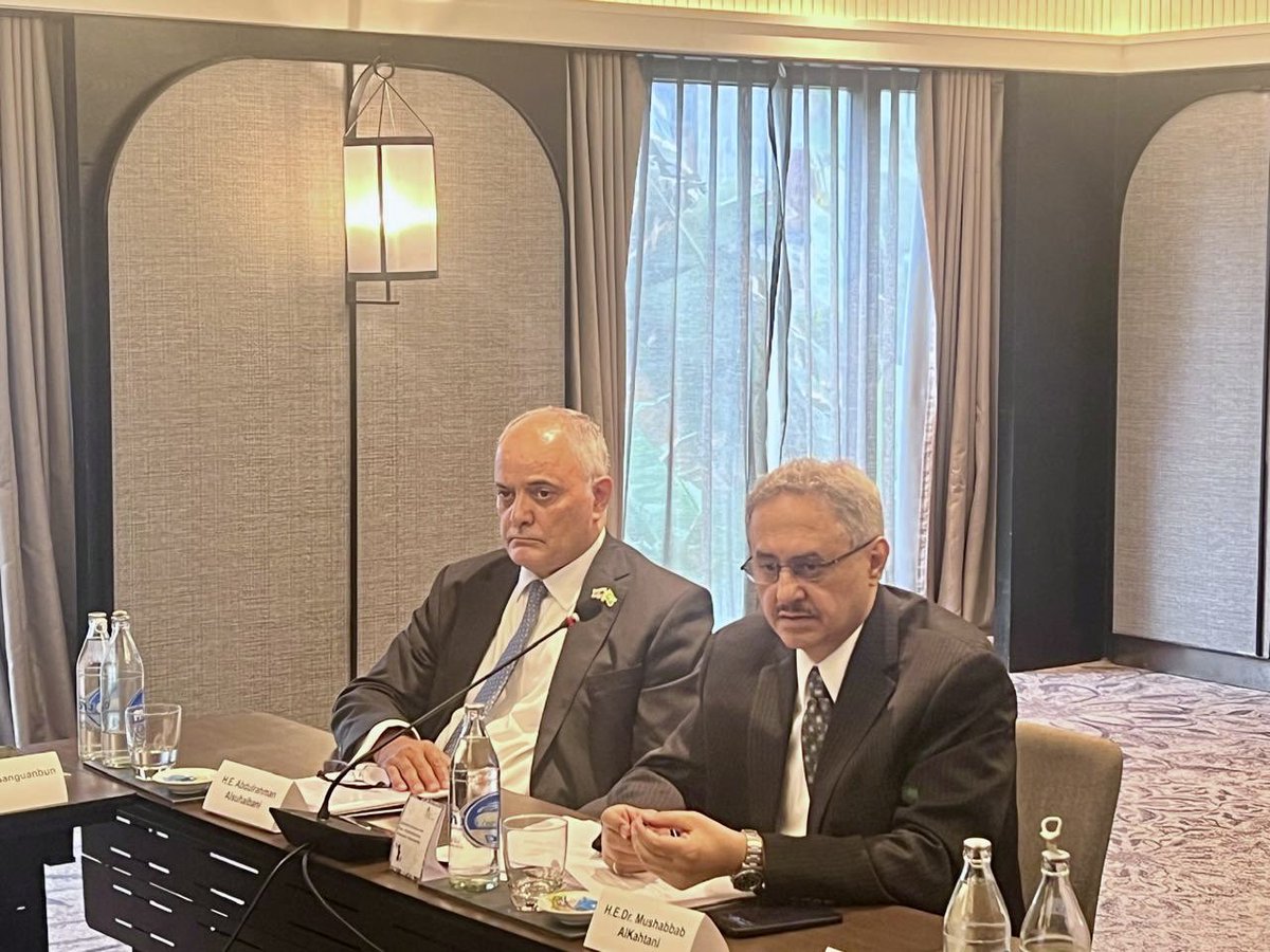 عقد في العاصمة التايلندية بانكوك لقاء "الحوار السعودي التايلندي" الأول حيث استهل بجلسة افتتاحية تحدث فيها معالي مدير عام المعهد د. مشبب القحطاني، ومديرة معهد ديفاونجس فاروباكرن الدبلوماسي السيدة ثيتيبورن شيراساوادي، وسعادة سفير المملكة لدى مملكة تايلند الأستاذ عبدالرحمن السحيباني