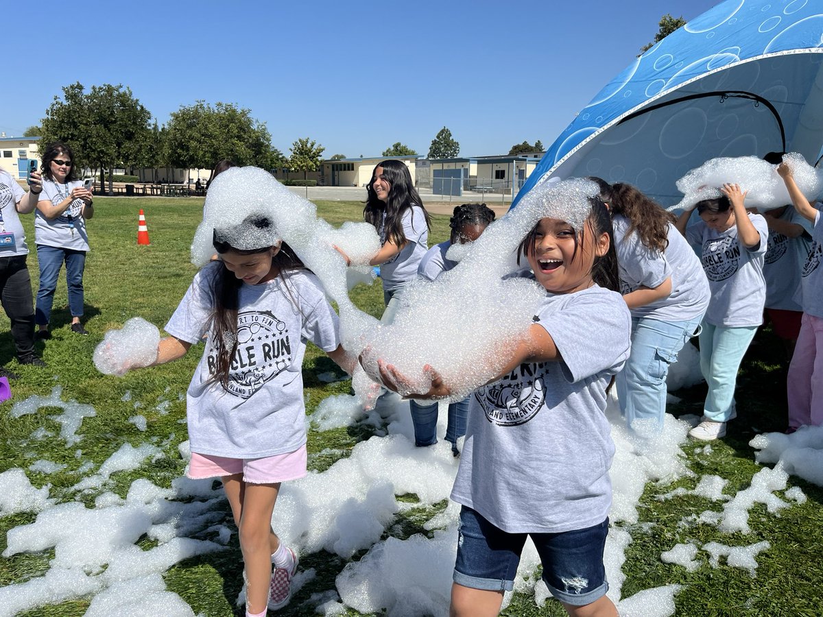 teachertbi's tweet photo. We had our #BubbleRun yesterday and the kids loved it! Thank you @rowlandEl_PTA for setting up this fundraiser up! @RascalPride #4thGradeRocks https://t.co/SY48hfih99
