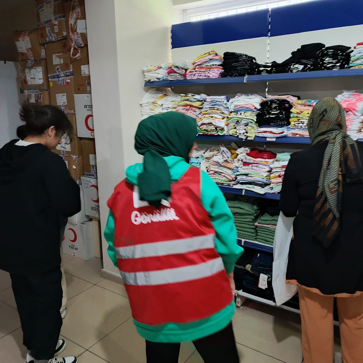 Tatvan Kızılay Butik
Personel ve gönüllülerimizle  sosyal incelemesini yaptığımız ailelerimizi Tatvan Kızılay Butiğimize çağırarak ihtiyaçlarını temin ettik.