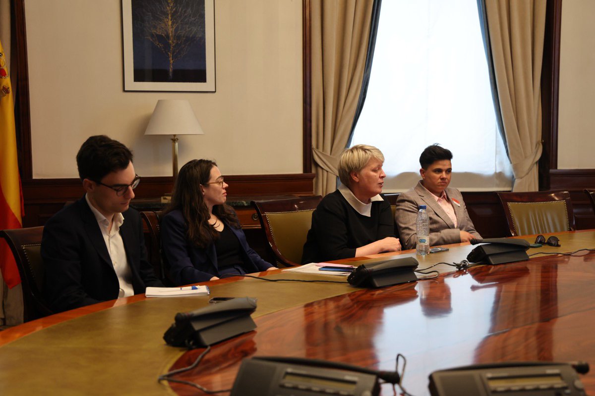 Esta tarde hemos tenido una reunión en el Congreso con activistas LGTBIQ+ de Hungría y Bulgaria.

❌2 países en los que se está produciendo un atropello sin precedentes en materia LGTBI en Europa.

🇪🇸España debe liderar en la Unión Europea la respuesta a este ataque a los DDHH.