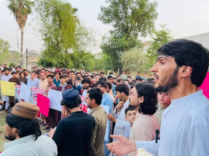 Anwar_pashteen's tweet photo. وزیرستان سټوډینټ سوسایټی له اړخه نن مزدیګر بنو میلاد پارک کې پرون شمالي وزیرستان هرمز سیمه کې فوځی ډرون پرضد یو پراخ اختجاج ترسره شو۰
اختجاج کې پی ټی ایم ضلع بنو مشرتابه ګډون درلود۰
#PashtunRejectMilitarization 
#StopPashtunGenocide
#PashtunRejectMilitarization https://t.co/Rny6Uho5d7