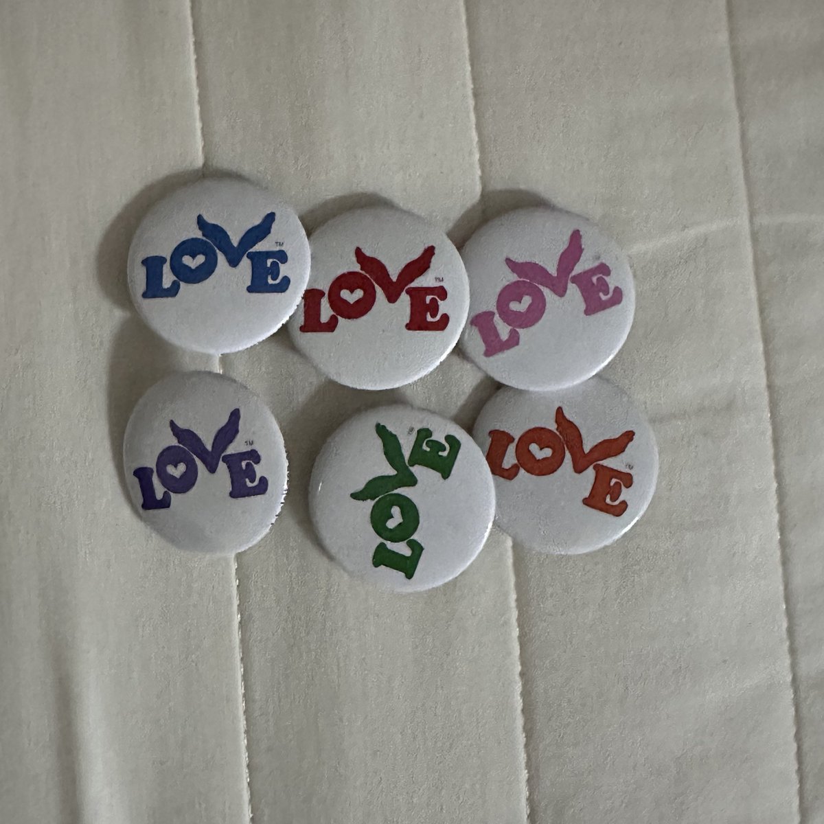 ___bey__'s tweet photo. 콜드플레이 뱃지 양도합니다
색상 선택 가능하시고 개당 0.3 배송비 0.18입니다

Coldplay love 
https://t.co/LAm5Myqr1l https://t.co/8RD2TENH6C