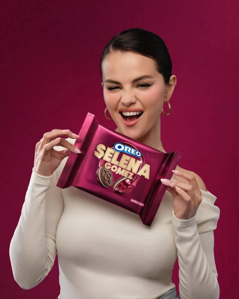 Selena Gomez deslumbra en su nueva campaña con Oreo.🍪✨
#SelenaGomez