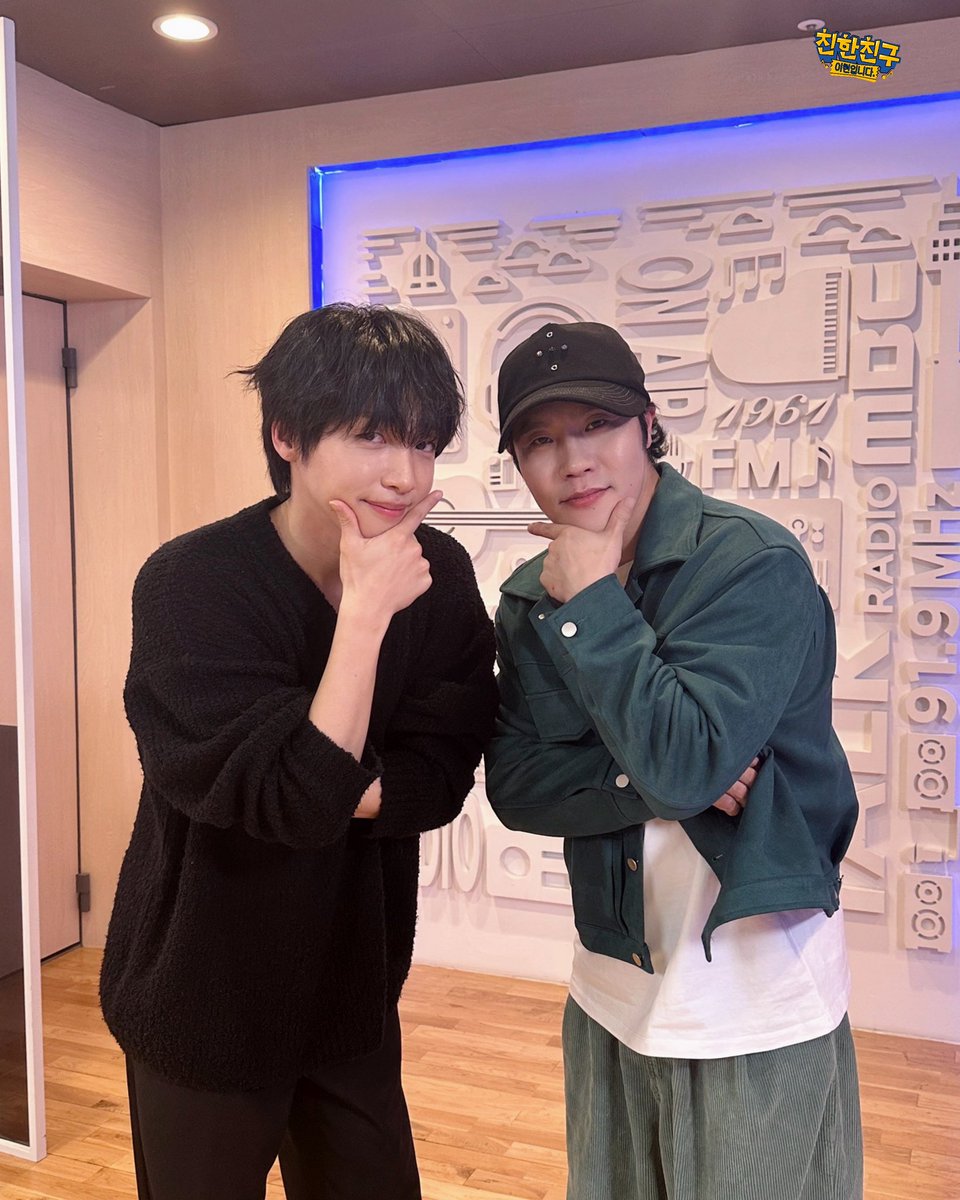 mbcbf_bf's tweet photo. #상암동작업실 #정세운
#친한친구이현입니다 @jeongsewoon_twt 

입술 잘 부르트는 편인
정세운씨의 새 앨범 #Brut
언어술사의 곡 설명 듣고
진짜 전곡재생 안할 수가 없다...🫶
박수 함성밖에 안나오는 #goodbye 라이브
깜짝스러운 청혼을 부르는 깊은 음악 토크🍀
오늘의 최애곡 #나란히 포즈로 📸 https://t.co/EIm4lH5u3z