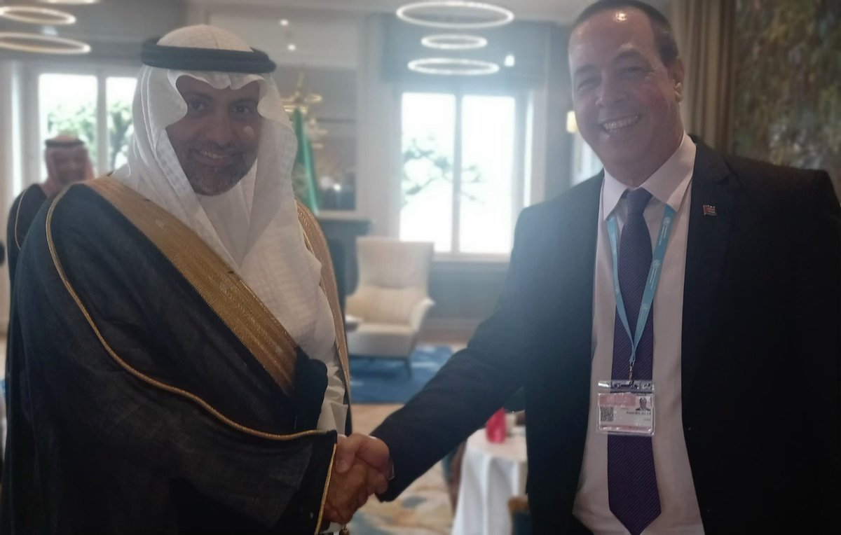 👏 En diálogo entre Fahad Bin Abdurrahman Al-Jalajel, ministro de Salud de #ArabiaSaudita, y <a href="/japortalmiranda/">José Angel Portal Miranda</a> titular de <a href="/MINSAPCuba/">Ministerio de Salud Pública de Cuba</a> se ratificó la disposición de #Cuba para seguir ampliando los vínculos entre ambas naciones en el ámbito sanitario. 🥼