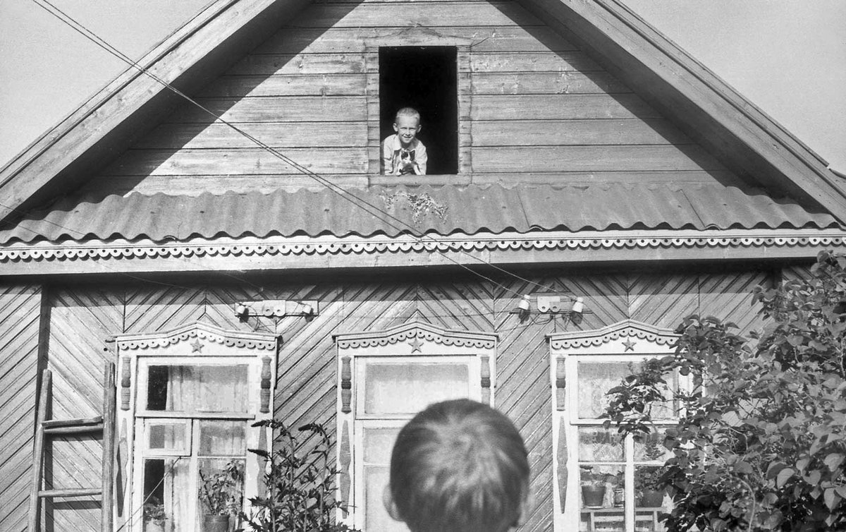 Boy and cat in the attic. Photo by Aleksandr Kruzhkov, 1978 (Turkovo village, Kalinin oblast, USSR).