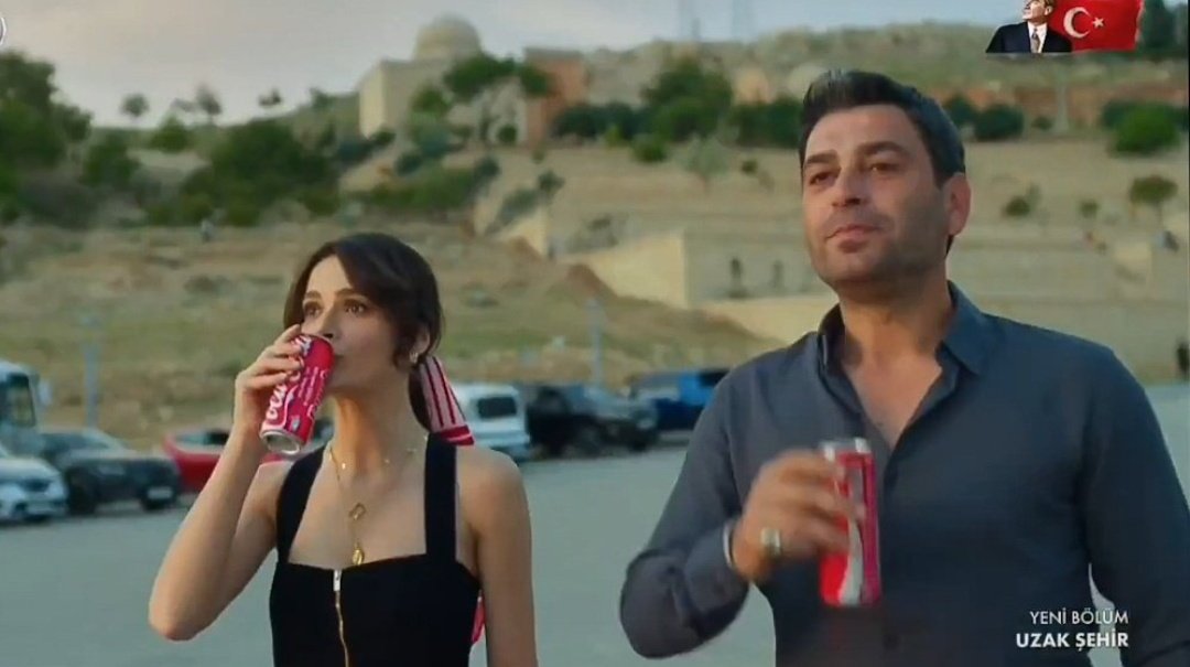 -Taciz güzellemesi var 
-Yenge, kuzen aşkı var
-Tecavüz var
-Aşiret güzellemesi var 
-Soykırım destekçisi Coca Cola reklamı var

Bu diziyi çok önceden boykot etmeniz gerekiyordu ki bir daha böyle şeyler çekmesinler 

#UzakŞehirBoykot