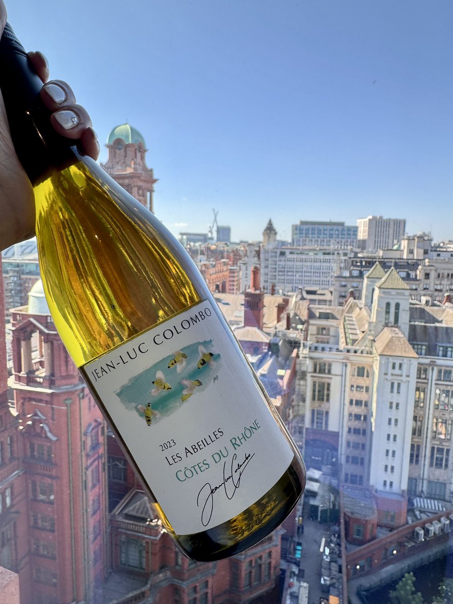 LadyCWine's tweet photo. #WorldBeeDay in Manchester—the city of the worker bee.✨
Sipping Les Abeilles Blanc 2023 from Jean-Luc Colombo, made in harmony with nature and dedicated to protecting pollinators.🐝
10% of profits go to honeybee research.
A glass worth raising.🥂
#savethebees #jeanluccolombo https://t.co/PIhLDsGyH1