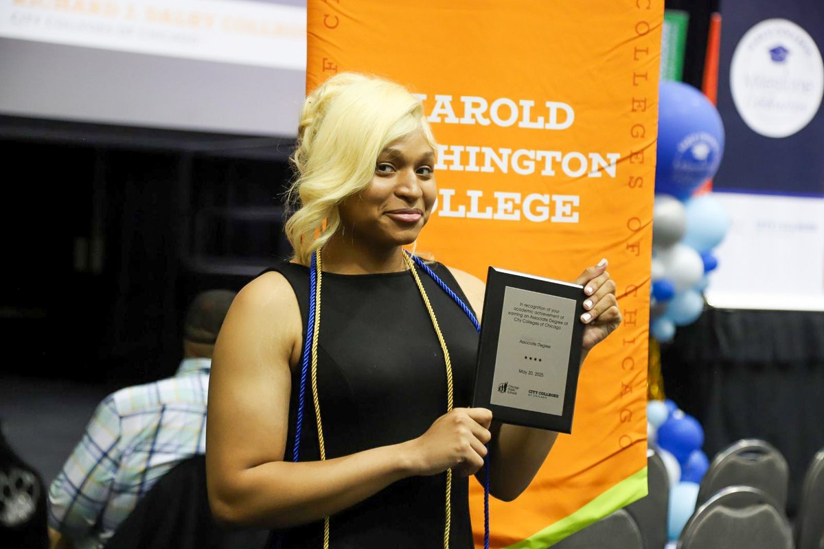 CPS - Chicago Public Schools (@chipubschools) on Twitter photo 🎓✨We are kicking off graduation season at our Early College Milestone Celebration with <a href="/ChiCityColleges/">City Colleges of Chicago</a> & <a href="/devryuniv/">DeVry University</a>, honoring 1,000+ seniors who will graduate this year, having earned 15+ college credits or an associate degree through our Early College Programs, in partnership 🎓✨We are kicking off graduation season at our Early College Milestone Celebration with <a href="/ChiCityColleges/">City Colleges of Chicago</a> & <a href="/devryuniv/">DeVry University</a>, honoring 1,000+ seniors who will graduate this year, having earned 15+ college credits or an associate degree through our Early College Programs, in partnership