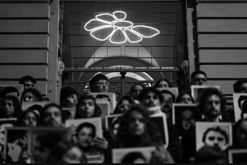 Hay un pueblo que no olvida, que no perdona y que sigue exigiendo respuestas.

Y que en el silencio más ruidoso, solo deja escuchar: “¿Dónde están?”

Justicia y verdad, por los desaparecidos, por los familiares y por quienes se fueron sin saber dónde están sus seres queridos.