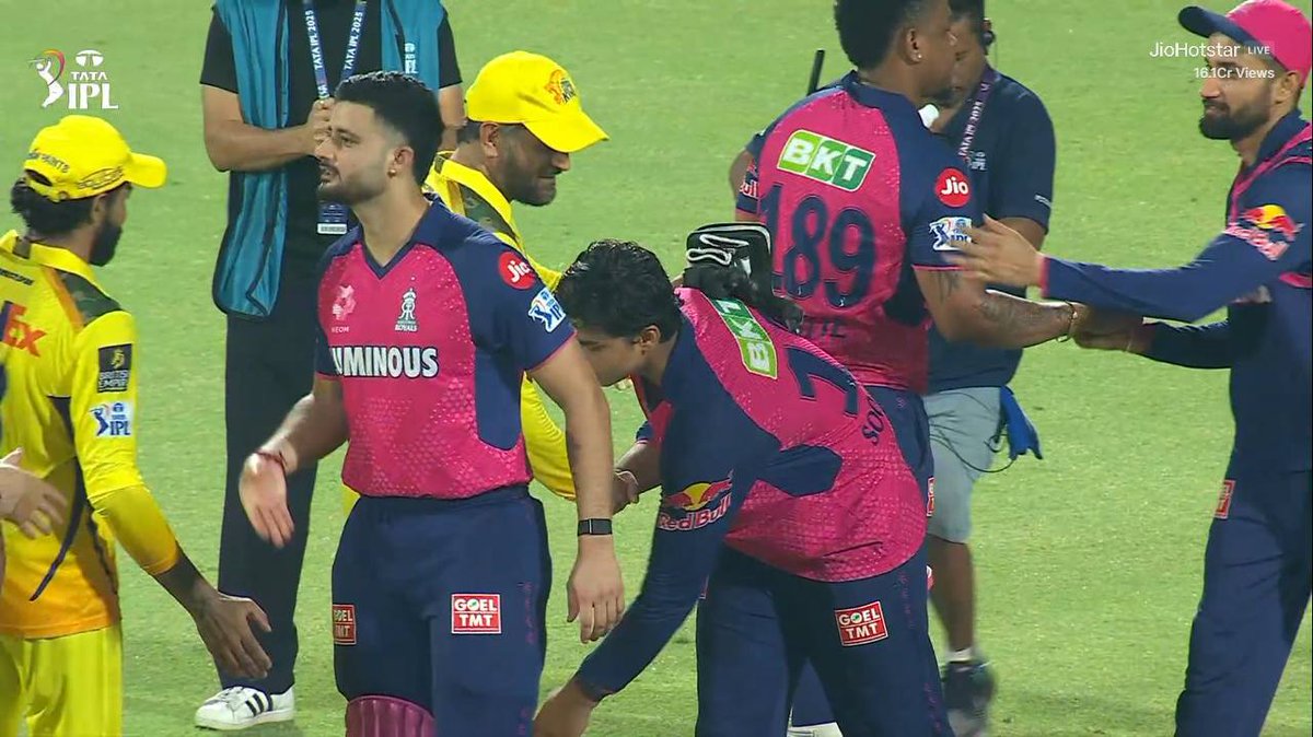 मैच के बाद वैभव सूर्यवंशी MS धोनी के पैर छूते हुए। ❤️
#CSKvsRR