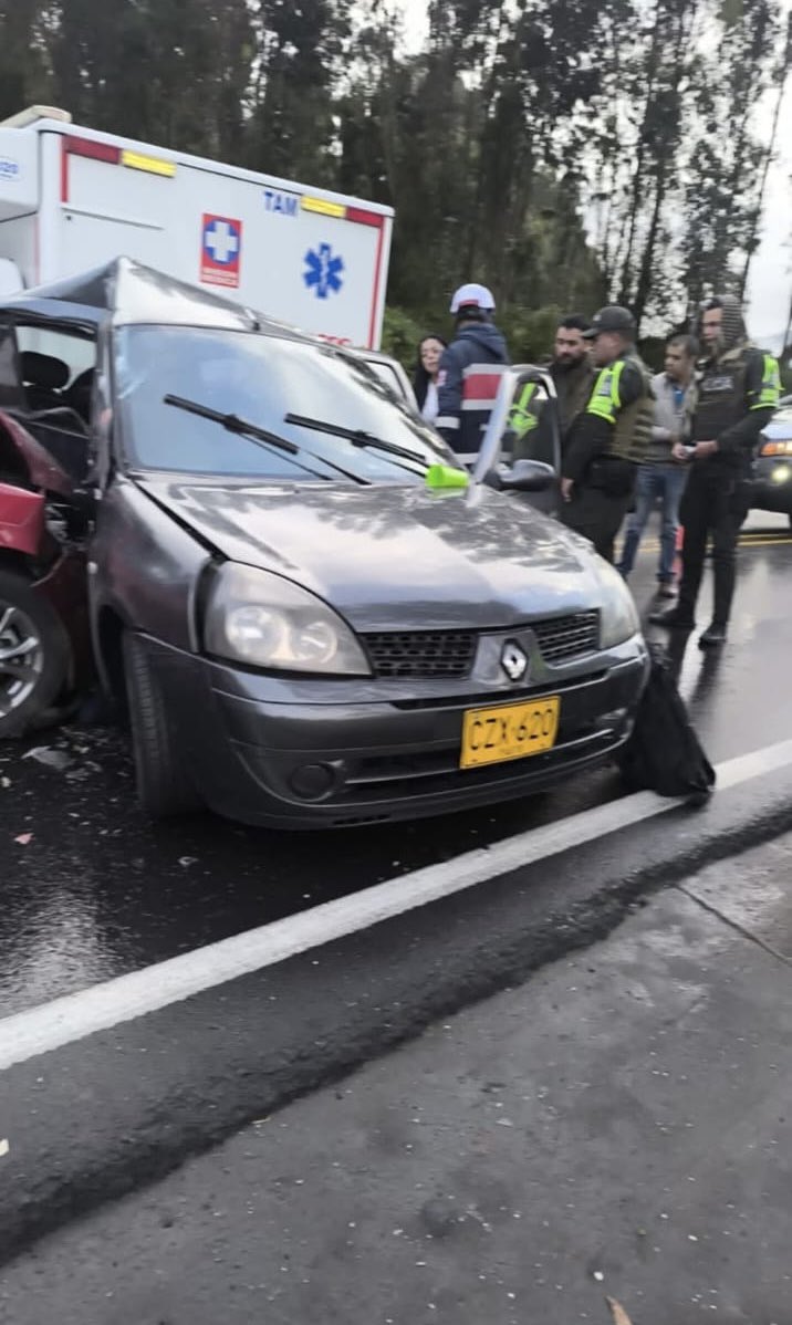 CHOQUE DEJA 6 LESIONADOS EN YANALA, IPIALES
Este domingo a las 6 a.m., un fuerte accidente en el km 13 del sector Yanala dejó 6 heridos, trasladados al Hospital Civil de Ipiales.
Uno de los conductores huyó. El otro dio negativo en alcoholemia. Autoridades investigan.
#Ipiales