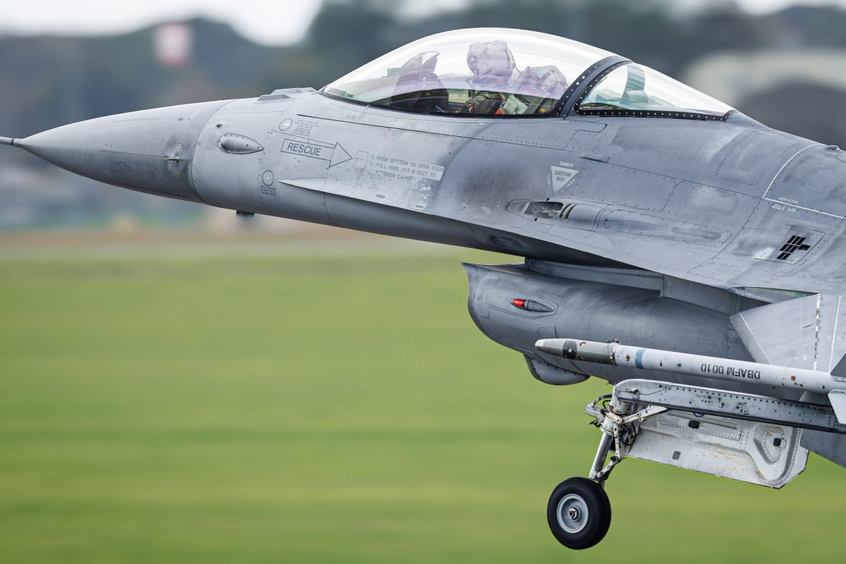 Sinds enige tijd worden verschillende zones van het land vaker overvlogen door F-16’s, met name op lage hoogte. Deze trainingsfase maakt deel uit van een gepland programma dat eind juni wordt afgerond beldefnews.mil.be/f-16-traininge…