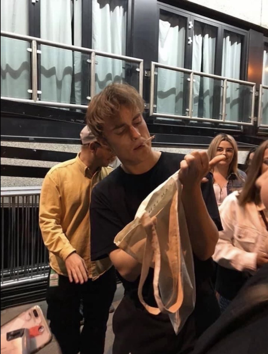 AngelinLothian7's tweet photo. Still the greatest Sam Fender picture of all time I’m sorry https://t.co/8lxuRRfOZO