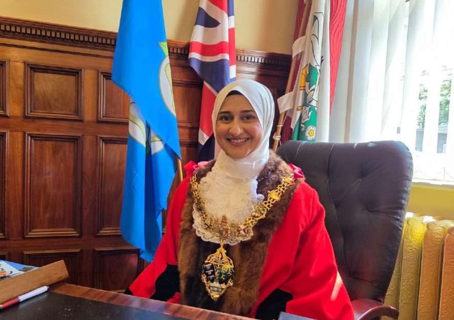 salyriffia's tweet image. En France : obsession du voile afin de satisfaire les islamophobes. 
En Angleterre : elle est maire.