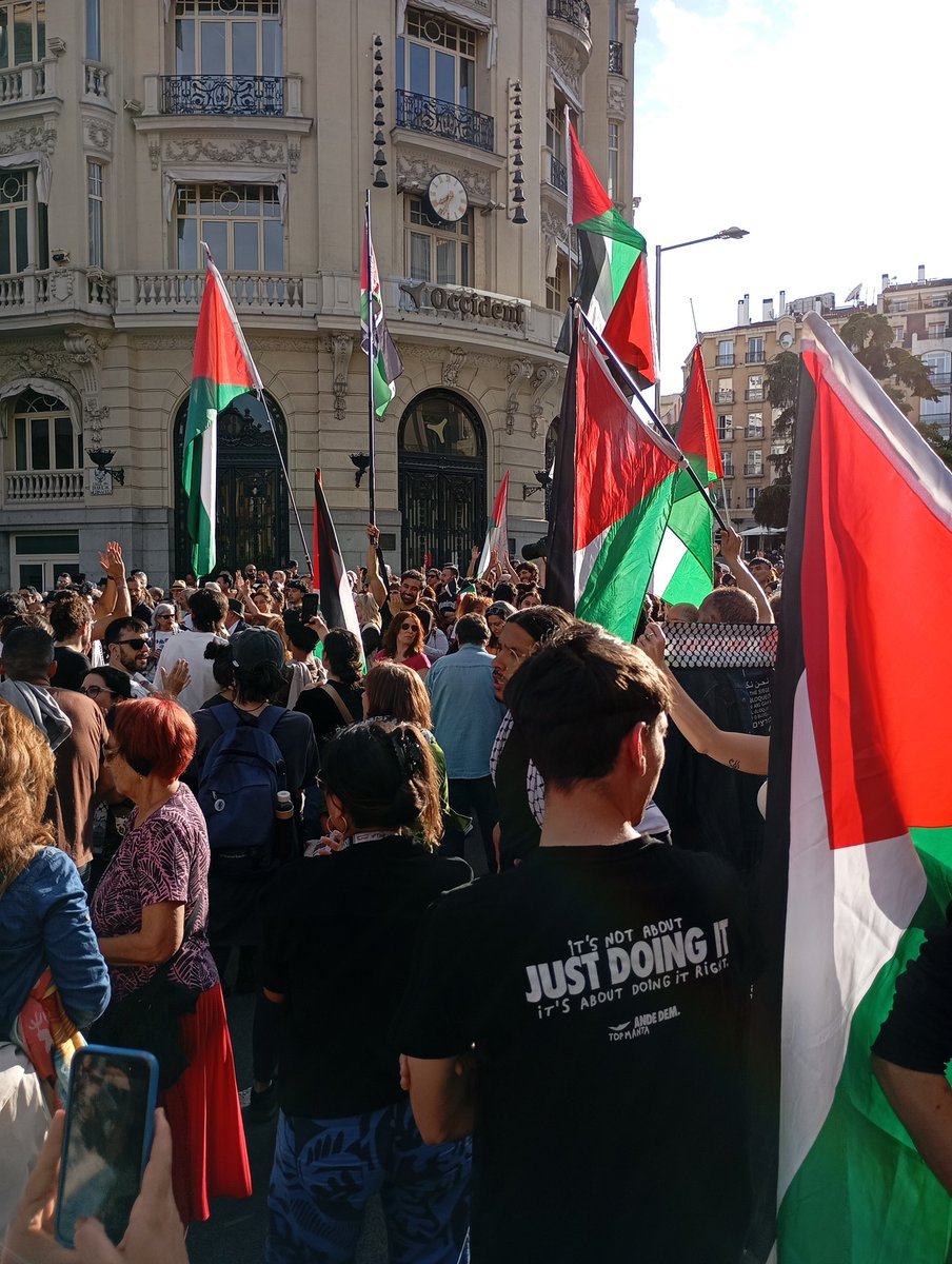 akapobisoko's tweet photo. Por aquí andamos, siempre en el lado correcto de la historia. #sialembargo ✊🏿 https://t.co/dCFRJIzsfP