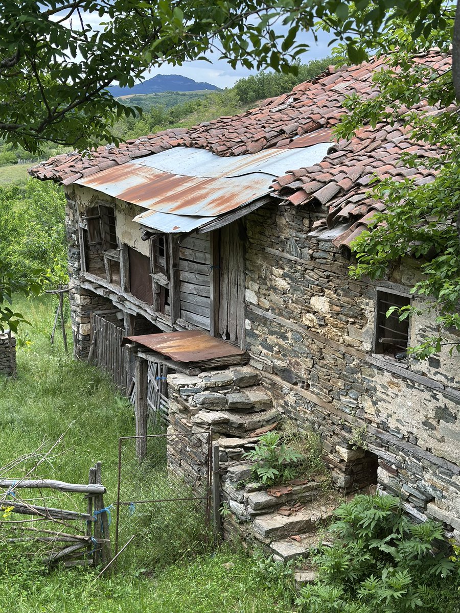 dclhn35's tweet photo. Bulgaristan’da ilk günümüz köyü gezmekle geçti. Soba yakarak günü kapattık. https://t.co/pUxeS7PE7C