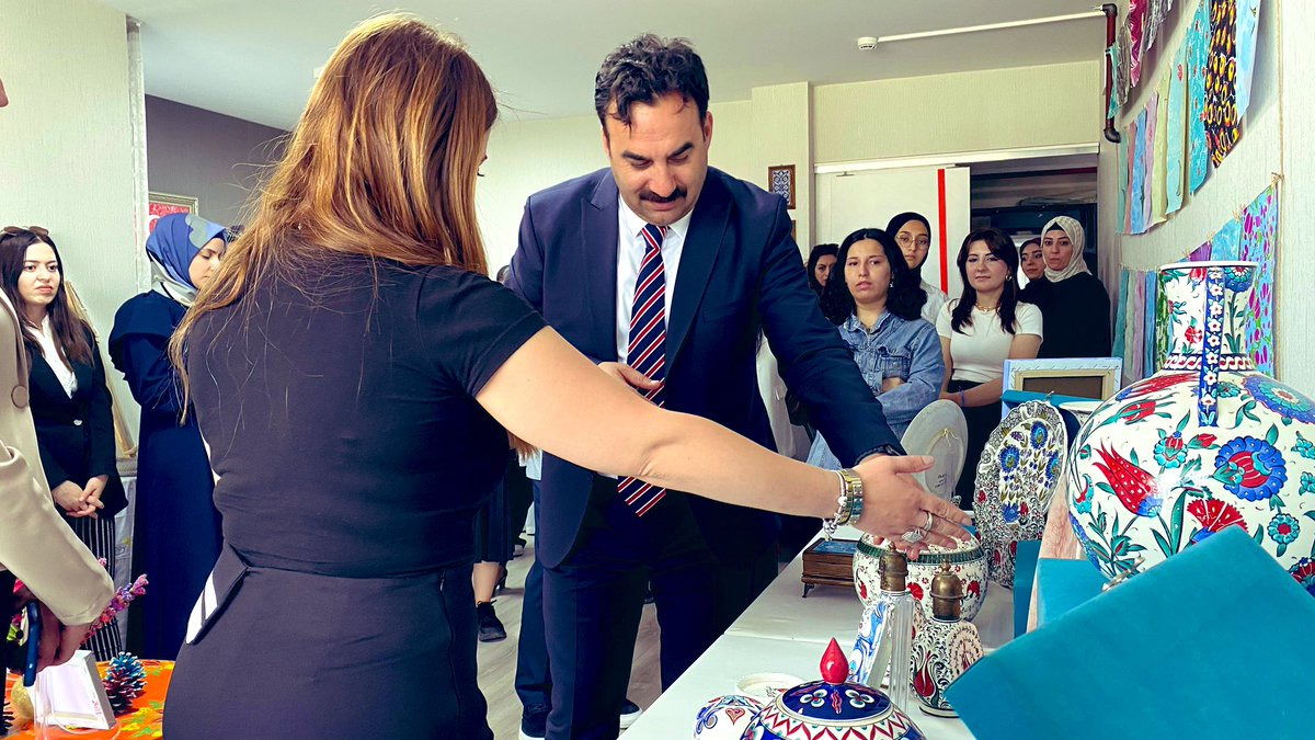 Mustafa_Celik57's tweet photo. 📍Batıkent Ergazi Yurt Müdürlüğü

Göz nuru, emek ve hayal gücüyle dolu atölye çalışmalarının sergisinde kıymetli öğrencilerimizle bir arada olmaktan büyük mutluluk duyduk 🙏🎨

Gençlik ve Spor Bakanlığı yurtları sadece barınma değil, aynı zamanda eğitimin, üretimin ve gelişimin birer yuvasıdır 📚✨

Emeği geçen tüm gençlerimizi gönülden tebrik ediyoruz 👏
Gelecek, sizlerin emeğiyle şekilleniyor!