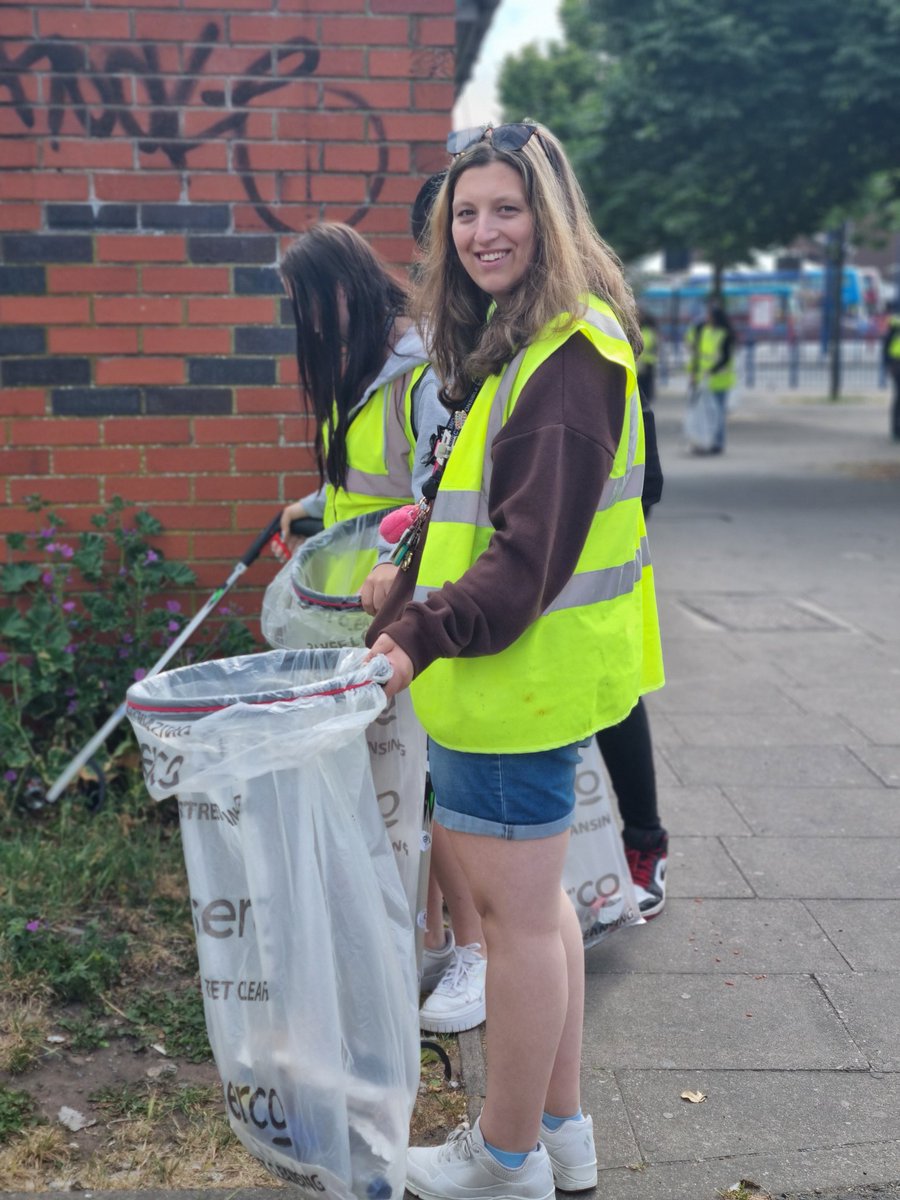 Litterwatch1's tweet photo. #EcoWarriors #Litterchampions  #SpringCleanSquad #CommunityVibes #SandwellShines #CleanupCrew #TeamworkMakesTheDreamWork #youth #collegestudents #youngpeople #Sandwell #serco https://t.co/cbf2GD39nv