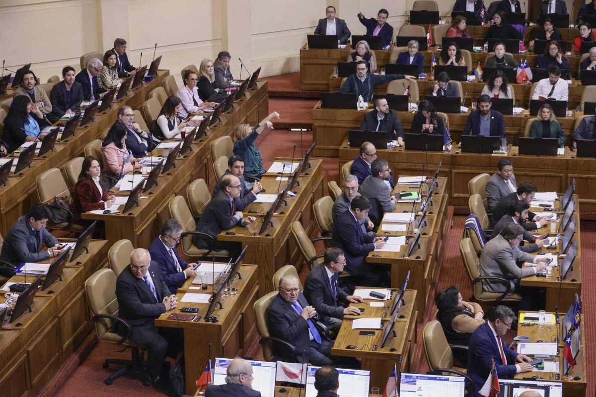 📸❌Con 63 votos en contra, 63 a favor y 14 abstenciones, la Cámara RECHAZA la procedencia de la acusación constitucional contra el delegado presidencial de la RM, Gonzalo Durán.