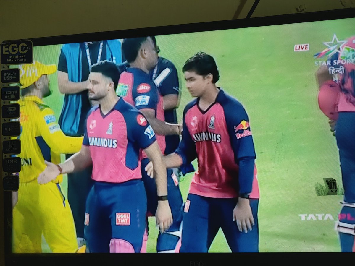 This is the culture of India, Vaibhav Suryavanshi took blessings of MS Dhoni by touching his feet..🙏

#CSKvsRR "Vaibhav Suryavanshi" #MumbaiRains Dhoni Kiara Parag Sanctions "Vaibhav Suryavanshi" Ahmedabad Thalahttps://x.com/SahilKh83593460/status/1924881957303025946/video/1