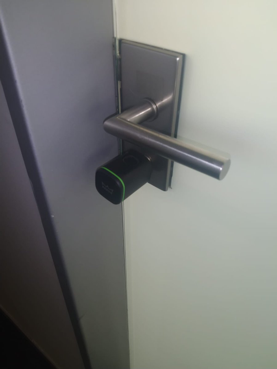 hrefecom's tweet image. تركيب اقفال ذكيه للمكاتب الداخليه في الشركات ( تعمل ببصمه الإصبع والكرت وعبر الجوال )