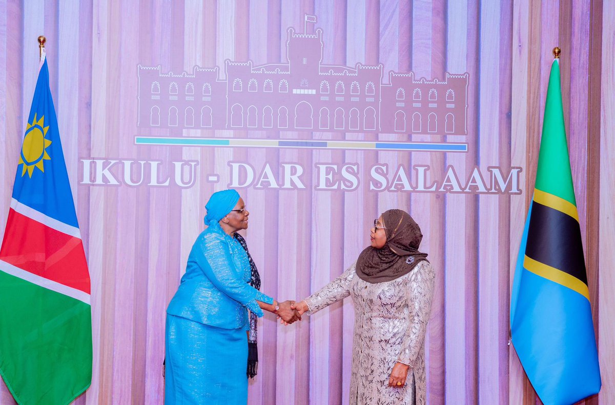 Diplomat_15's tweet photo. Rais wa Jamhuri ya Muungano wa Tanzania Mhe. Dkt. @SuluhuSamia amemkaribisha Rais wa Jamhuri ya Namibia Mhe. Netumbo Nandi-Ndaitwah Ikulu, Dar es Salaam. #Tanzania🇹🇿🤝🇳🇦#Namibia. @DrHmwinyi @mfa_tanzania @mahmoudkombo @Mjengaomar @NEKAGANDA @MbelwaK @UbaloziPretoria @UbaloziUganda @UbaloziGeneva @UbaloziVienna @UbaloziKorea @UbaloziUK @UbaloziGermany @UbaloziJapan