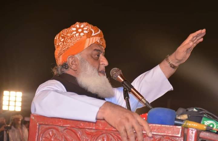 جب مسلکی تقسیم عروج پر تھی، تب مولانا نے متحدہ مجلس عمل کو زندہ کیا۔ جب اسلام کو سیاست سے الگ کیا جا رہا تھا، مولانا سینہ تان کر کھڑے رہے۔ یہی ہے قوم کی اصل آواز.
#NationVoiceMaulana