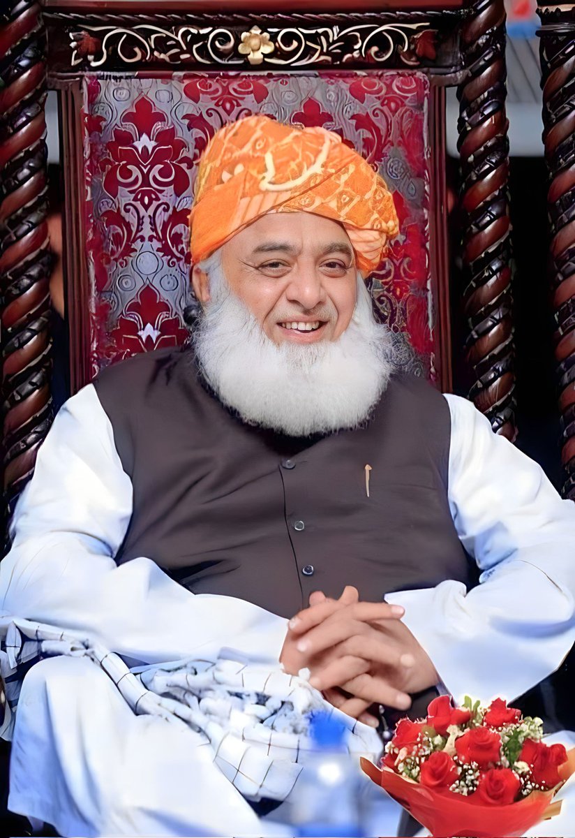 جب معیشت ڈوب رہی تھی، مولانا نے عوامی حق کی جنگ لڑی۔ جب اسمبلی ربڑ اسٹیمپ بنی، مولانا نے پارلیمان کی حرمت بچائی۔ آپ جس کو بھی مانتے ہوں، سچ یہ ہے.
#NationVoiceMaulana