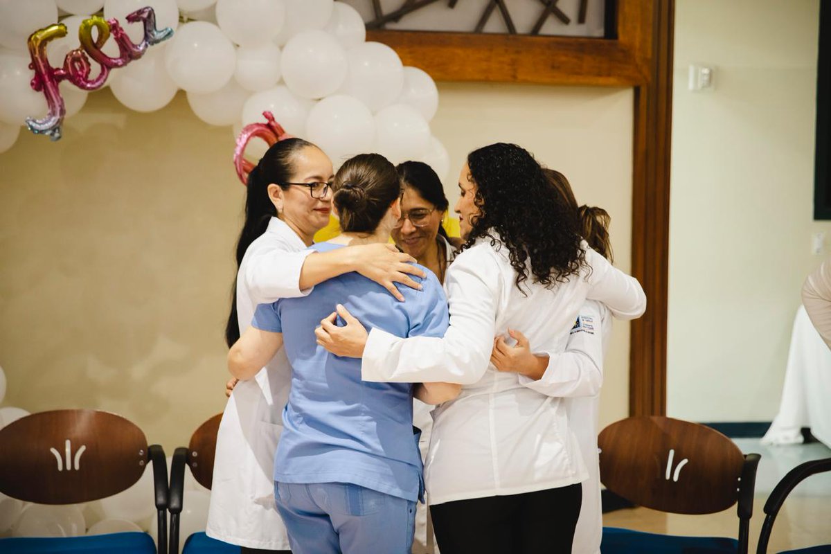 ¡Celebrando a las mamás que cuidan vidas! 🌟 ❤️

💖 El proyecto humanitario @Sonrisasconcola en colaboración con Tía llevaron alegría y obsequios a las doctoras y licenciadas del Hospital de Niños Roberto Gilbert, quienes dedican su labor en áreas críticas. ✨

Esta iniciativa
