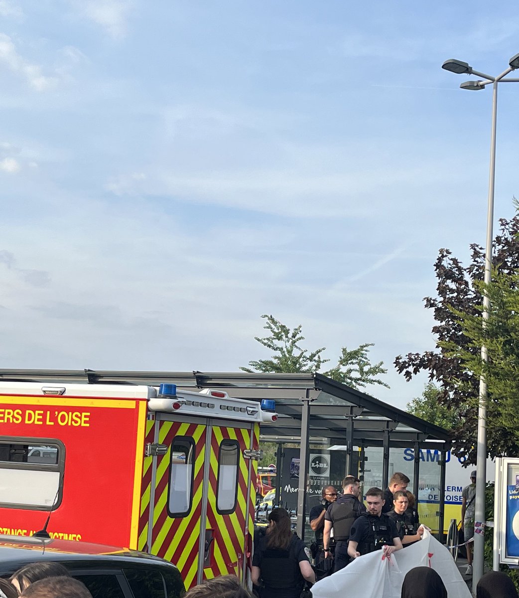 Un adolescent de 14 ans, d’origine turque, a été poignardé à la gorge dans un parking de Lidl à Nogent sur Oise 60. Les secouriste sont sur place.
Pensées pour sa famille, ses proches, et toute une communauté en deuil.
La violence qui fauche nos enfants doit cesser.
#creil  #oise