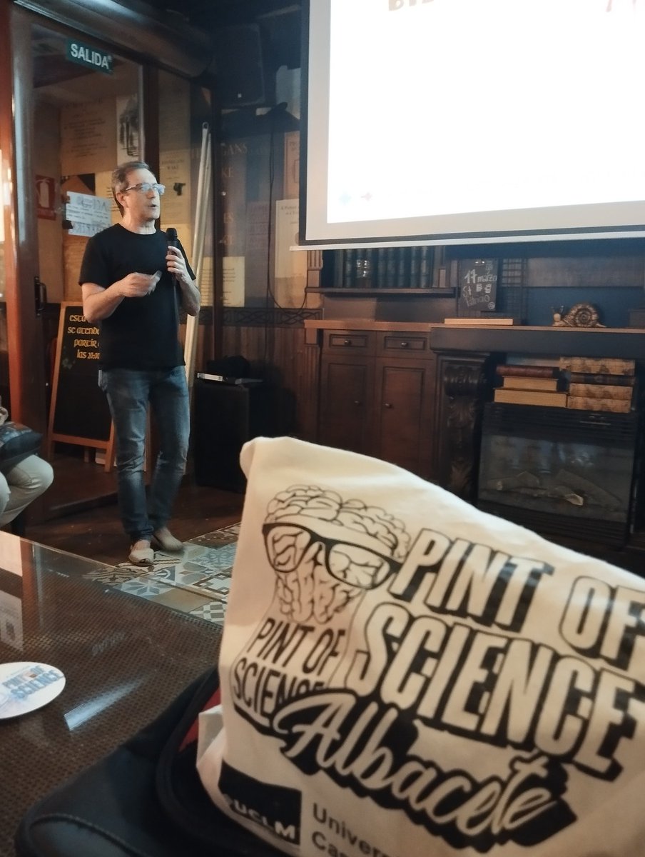 Fran_Jareno's tweet photo. Empezamos el día 2 de @pintofscienceES #Pint25ES #Pint25ALB
Con @AntonioMasAB, escuchando la historia de las vacunas 
@uclm_es @UCLMdivulga 
@FarmaciaAB_UCLM 
@PopularLibros https://t.co/Gg9qWSKE5A