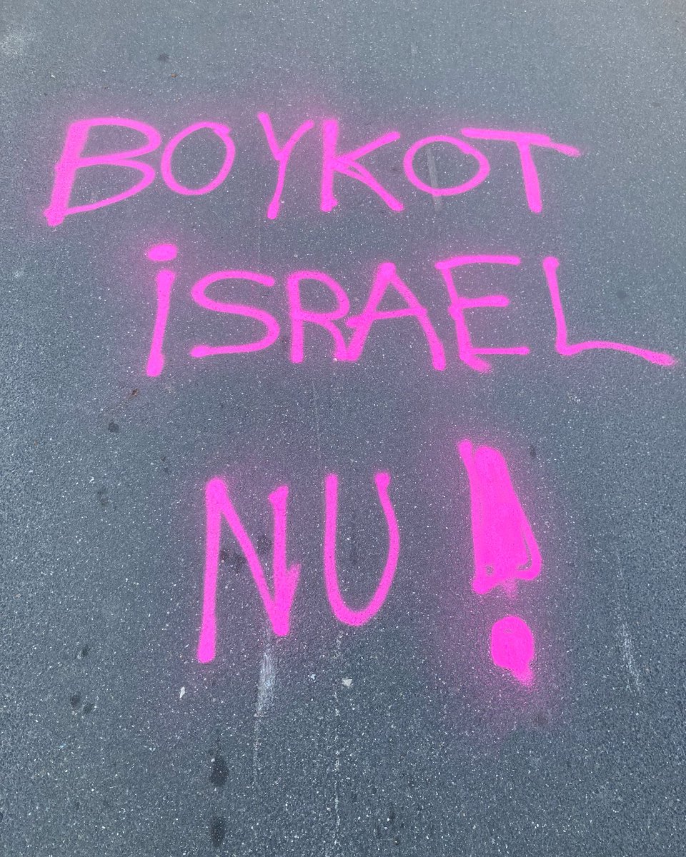 Vi har tiet for længe. 
Vi har gjort for lidt. 
Israel bruger sult som våben.
Det er ulovligt. 
Israel skal stoppes. 
Israel skal boykottes. Og mere til. 
Omgående. 

Brug jeres asfalt.