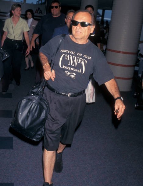 segundorodeo's tweet photo. Joe Pesci aterrizando en Los Angeles después del Festival de Cannes de 1992. Clase, elegancia y frescura. https://t.co/Q70rZTD2qo