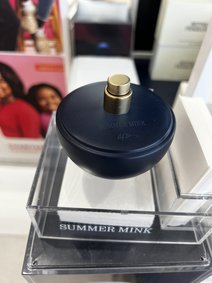 ChaundraRaye's tweet photo. @Drake !! Is all I’m going to say! You did your big one with your cologne. It’s a clean, summery smell. 10/10 Whew 😮‍💨🔥 #summermink I’m just gonna say it’s unisex!🤣 I sprayed this all over me in the store, so if you see me today. Just know I have summer mink on. https://t.co/AAWmkosvU3