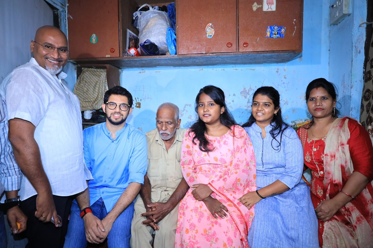 माझ्या वरळी मतदारसंघात राहणारी व  वरळीतील महानगरपालिका शाळेत शिकणाऱ्या कु. अक्षरा वर्मा हिच्या घरी आज सदिच्छा भेट दिली. 

तिने बृहन्मुंबई महानगरपालिकेच्या २४८ माध्यमिक शाळांमधून दहावी परीक्षेत ९७% गुण मिळवून प्रथम क्रमांक पटकावला. 

तिच्या ह्या यशाबद्दल तिचे मन:पूर्वक अभिनंदन