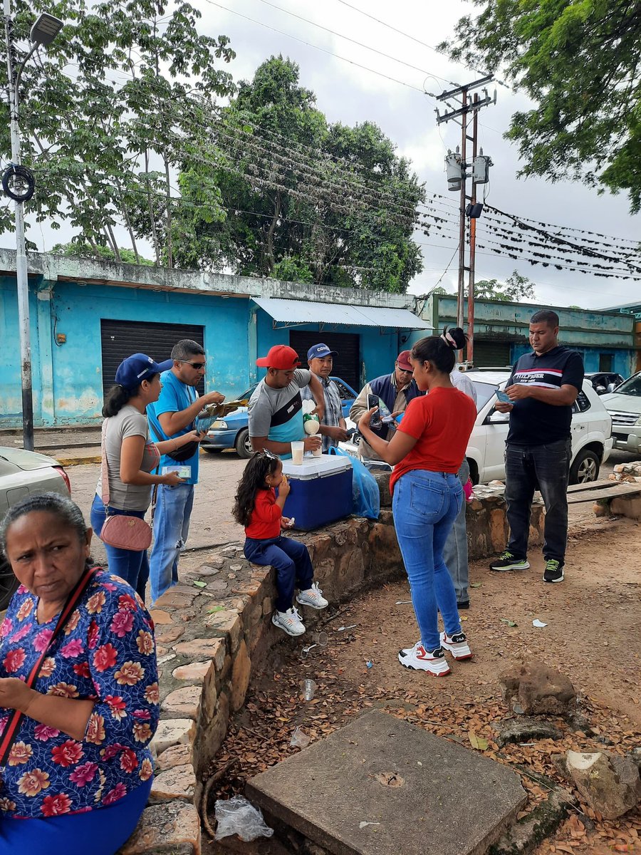 guayanaFV's tweet photo. ¡UPATA..UPATA..UPATA! el candidato a Gobernador César Ramírez y los candidatos a la AN y al Consejo Legislativo del edo Bolívar activos en "volanteo" para enseñar a votar por el ¡𝘾𝘼𝙈𝘽𝙄𝙊 y 𝙍𝙀𝙉𝙊𝙑𝘼𝘾𝙄𝙊𝙉!
La gente repite «queremos cambio democrático y electoral» #20May https://t.co/0ru2JErjSb