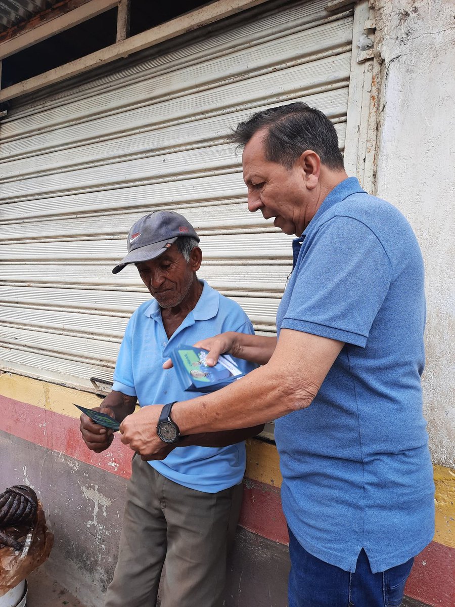 guayanaFV's tweet photo. ¡UPATA..UPATA..UPATA! el candidato a Gobernador César Ramírez y los candidatos a la AN y al Consejo Legislativo del edo Bolívar activos en "volanteo" para enseñar a votar por el ¡𝘾𝘼𝙈𝘽𝙄𝙊 y 𝙍𝙀𝙉𝙊𝙑𝘼𝘾𝙄𝙊𝙉!
La gente repite «queremos cambio democrático y electoral» #20May https://t.co/0ru2JErjSb