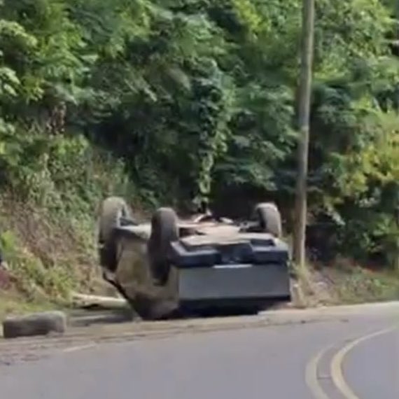 VorosTwins's tweet photo. Someone left their trash on the side of the road! https://t.co/PSK3hAhKuA