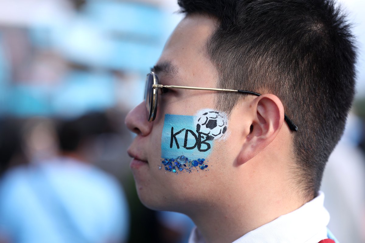 premierleague's tweet photo. An icon 1️⃣7️⃣

Man City fans are ready for Kevin De Bruyne’s final home match 👑 https://t.co/MRmjKOqbt4