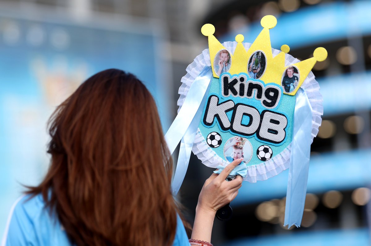 premierleague's tweet photo. An icon 1️⃣7️⃣

Man City fans are ready for Kevin De Bruyne’s final home match 👑 https://t.co/MRmjKOqbt4
