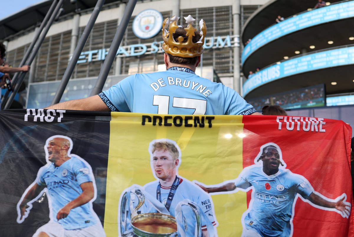 premierleague's tweet photo. An icon 1️⃣7️⃣

Man City fans are ready for Kevin De Bruyne’s final home match 👑 https://t.co/MRmjKOqbt4