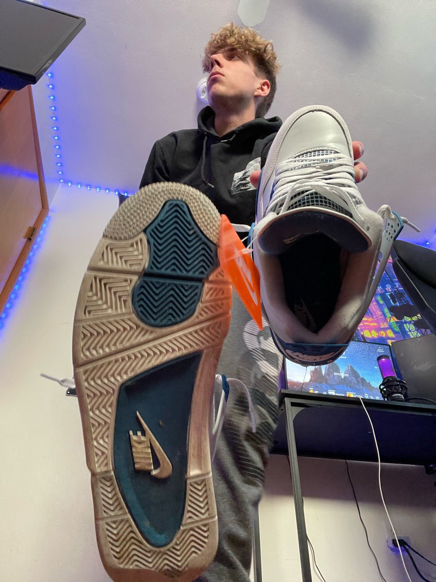 Clean the dirt off the bottom of my sole loser
Now sniff that perfect Alpha roma
Look how weak it makes you f@g 🤑