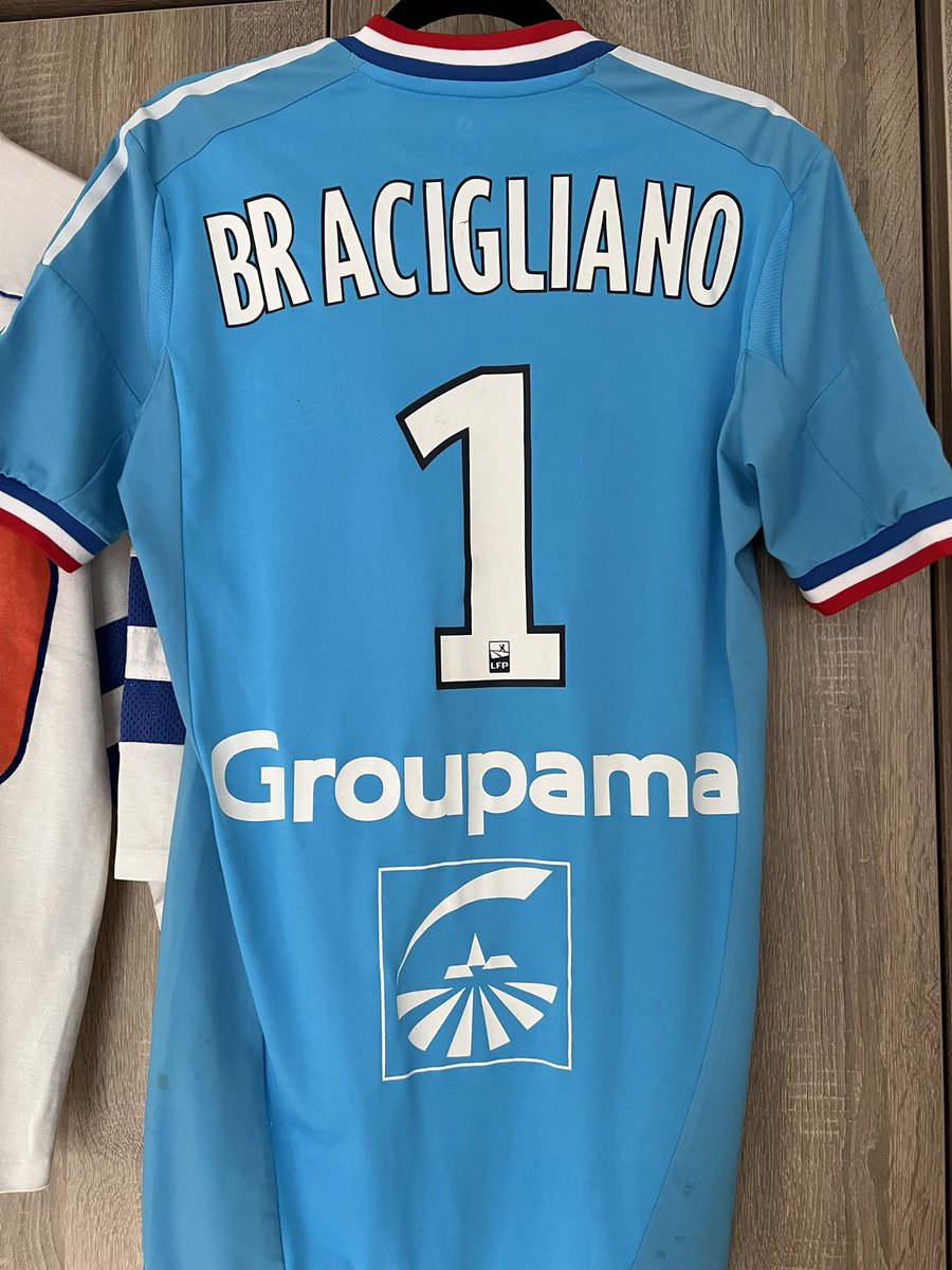 Marseille x Trefoil 1986/7
Marseille x Adidas Equipment 1992/3
Marseille x Adidas 2012/13 Matchworn 

Love a Marseille shirt 
Trois des meilleurs 🔥