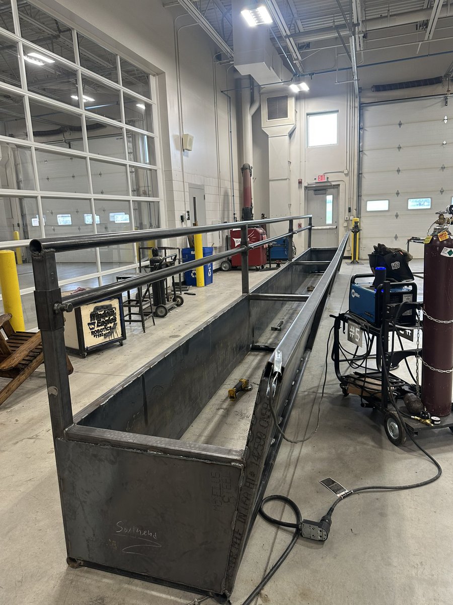 EaglePathMfg's tweet image. This feeder is now complete and available for purchase.
If you are interested, please contact us through our social media channels for pricing and additional details!