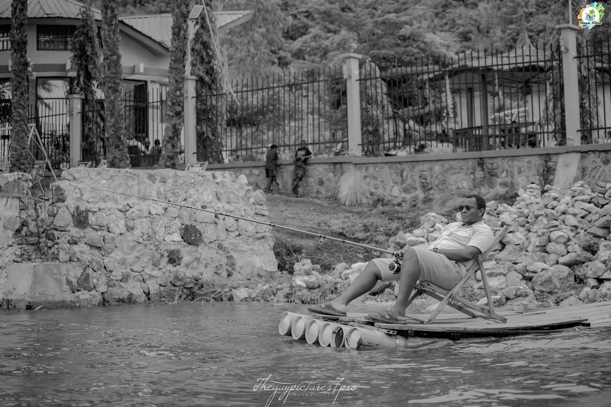 #Maluku:

Lorsque la patience rime avec le silence…

Juste le vent, l’eau et moi.
À #AmaniKilima, le temps suspend son souffle.
Ici, même la pêche devient une prière.
Le majestueux fleuve Congo murmure des secrets anciens.
Un lieu où la nature te parle tout doucement et