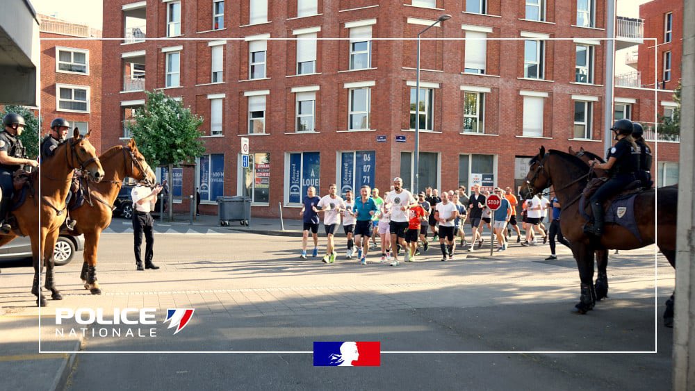 PoliceNat59's tweet image. #Hommage | Une grande course était organisée de Paris à Roubaix, pour honorer la mémoire de nos 3 collègues tragiquement disparus.
À l’Hôtel de Police de #Lille, les coureurs marquent l’avant-dernière étape de ce parcours symbolique
Merci à ceux qui nous protègent chaque jour !