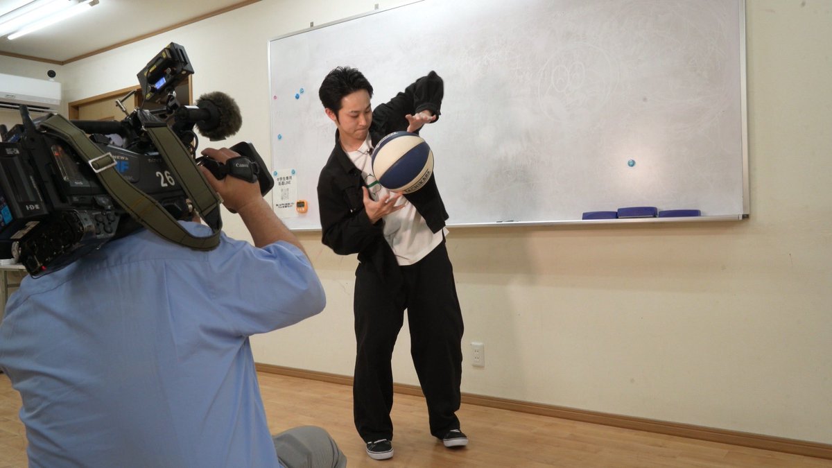 a_view223's tweet photo. 【緊急告知】

実はテレビ取材を受けていまして、本日夜に放送となります！

TUFテレビユー福島

「#ふくしまshow」→福島県のみの放送となります

19:00〜20:00の間のどこか

塾の先生だけどダンスの先生でもあるっていう内容で、授業とかフリースタイルバスケしてます！

夜ご飯食べながらどうぞ！ https://t.co/mcKWqKbKYI