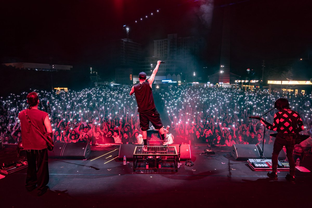 maNga (@mangamusic) on Twitter photo İzmir… Sahneye çıktığımız andan itibaren, bu gecenin sıradan bir konser olmayacağını anlamıştık. Şarkılara ezbere eşlik eden binlerce ses ile bir araya geldiğimiz o anlar… Yine o bildiğimiz İzmir enerjisi… bizi ilk andan içine aldı. 🤘🏻
📸: <a href="/coollookcu/">Onur Pullukcu</a>
#maNga #İzmir İzmir… Sahneye çıktığımız andan itibaren, bu gecenin sıradan bir konser olmayacağını anlamıştık. Şarkılara ezbere eşlik eden binlerce ses ile bir araya geldiğimiz o anlar… Yine o bildiğimiz İzmir enerjisi… bizi ilk andan içine aldı. 🤘🏻
📸: <a href="/coollookcu/">Onur Pullukcu</a>
#maNga #İzmir