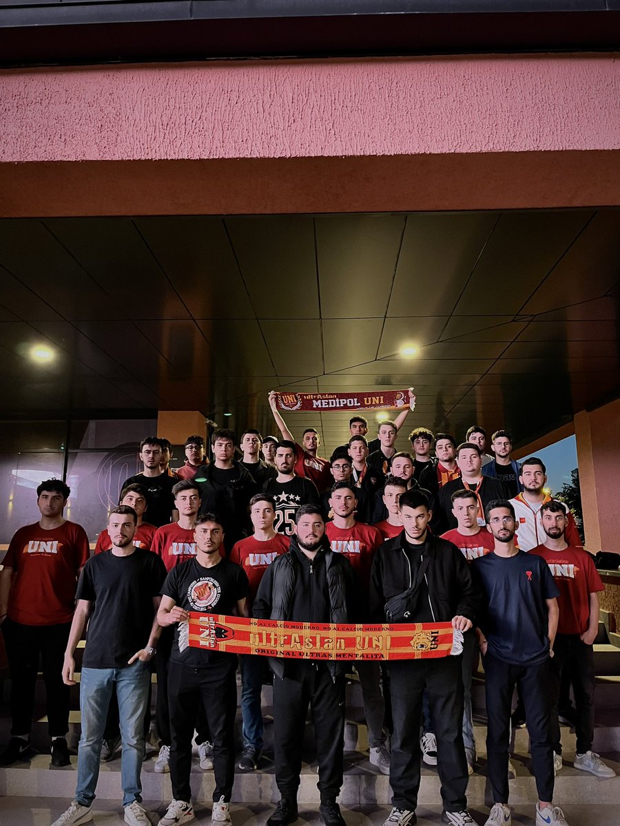 uAUNIMedipol's tweet photo. SENİ SEVMEKLE HÜKÜMLÜYÜZ!

Galatasaray Erkek Basketbol takımımızı Anadolu Efes karşılaşmasında yalnız bırakmadık.

#ultrAslanUNI #uAUNIMedipol https://t.co/DygS4Crx86